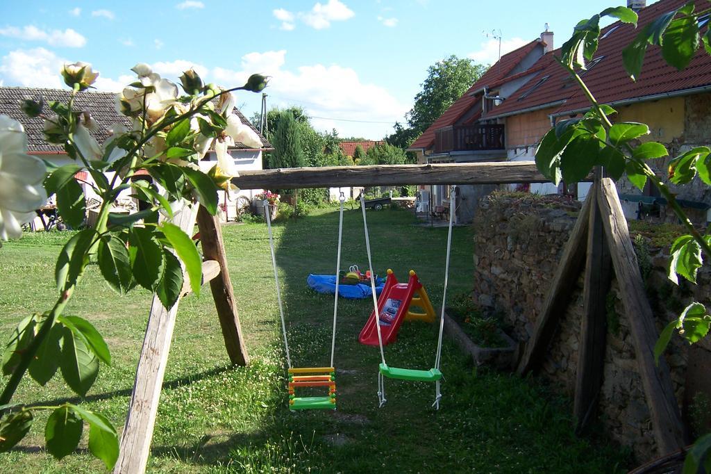 Podkrovi V Jihoceskem Statku Nemejice Exterior foto
